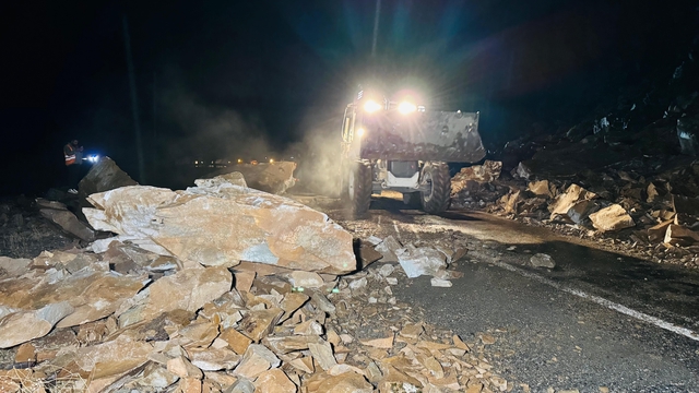 Kapanan yolu açarken ölümden döndüler