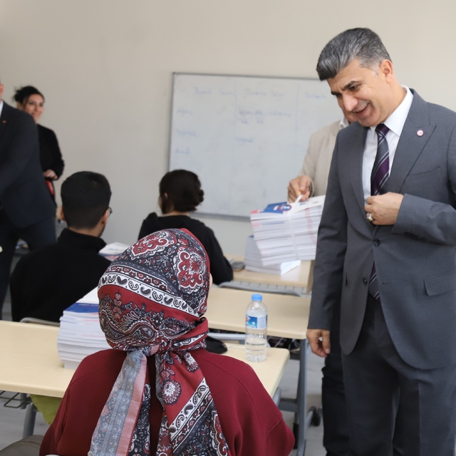 Akdeniz Belediyesinden gençlere kaynak kitap desteği