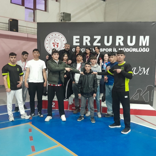 Oltulu liseliler bilek güreşinde rakiplerine geçit vermedi