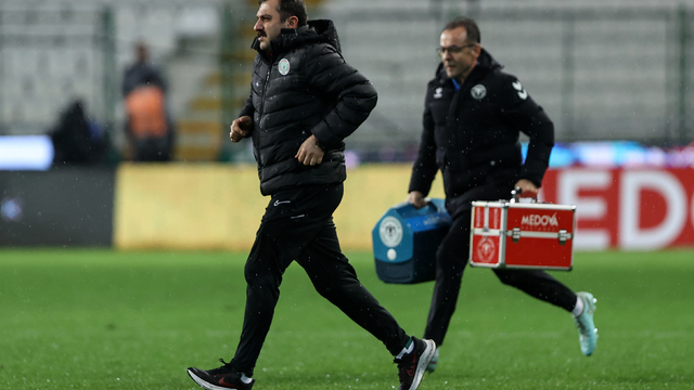 Çaykur Rizespor'da kulüp doktoru rahatsızlanınca yeşil sahada başhekim görev yaptı