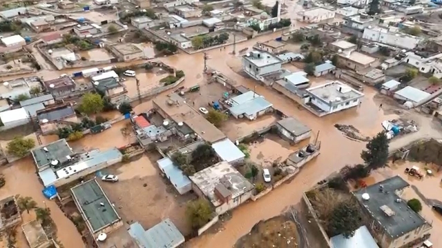 Sağanak nedeniyle su altında alan mahalle ve tarım arazileri havadan görüntülendi
