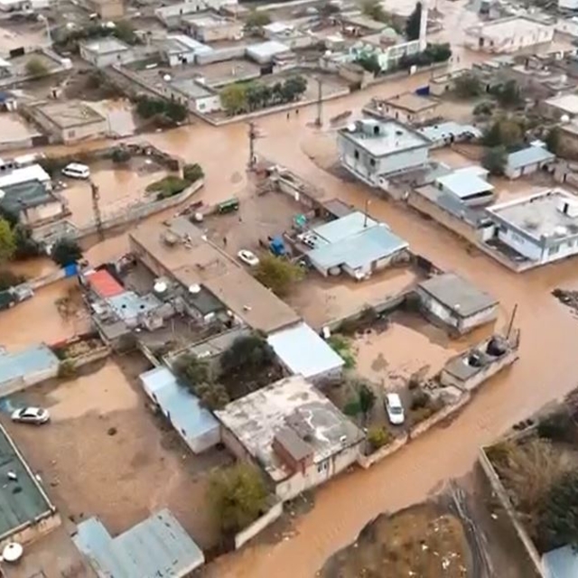 Sağanak nedeniyle su altında alan mahalle ve tarım arazileri havadan görünt...