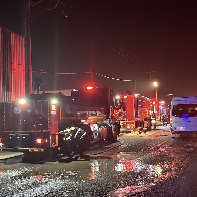 Kocaeli'de geri dönüşüm deposunda yangın: 1 yaralı