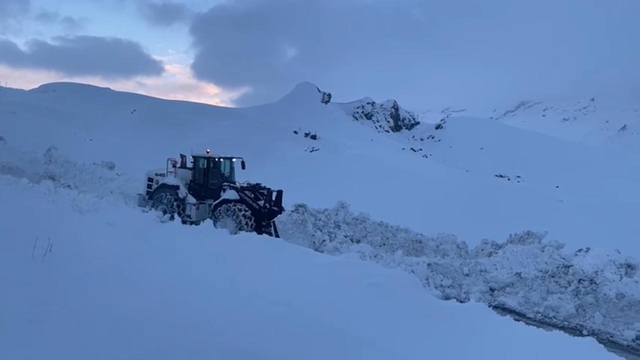 Şırnak'ta kar esareti, kapalı yolların açılması için çalışmalar sürüyor