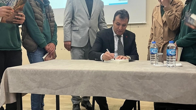 Prof. Dr. Yüksel Özdemir'in "Bir dem hayat" kitabı sinemaya uyarlanıyor
Özdemir'in 1980'li yılların Anadolu'sunda geçen bir çocukluk ve eğitim hikâyesini anlattığı eseri sinemaya uyarlanacak