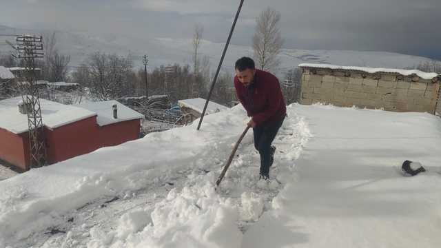 Van'da kar yağışı: Yüksek kesimlerde zorlu şartlar