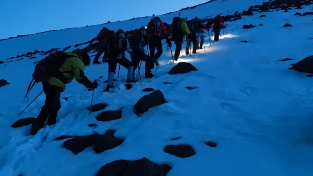 Ağrı Dağı'nda kar altında zorlu tırmanış başladı