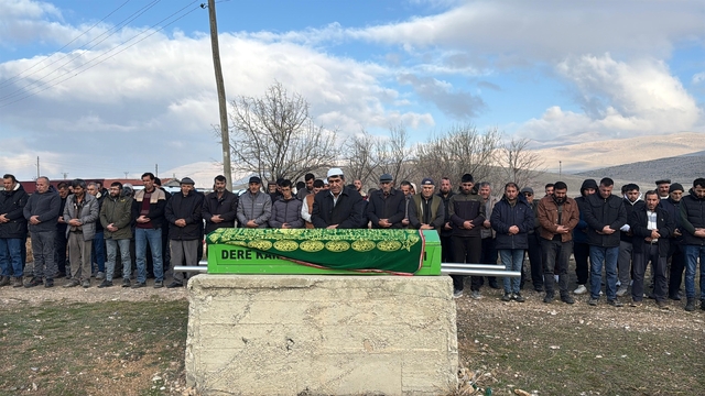 Zihinsel engelli adamın şüpheli ölümünde 3 gözaltı
Evinde ölü bulunan engelli adamın vücudunda çok sayıda darp izine rastlandığı iddia edildi