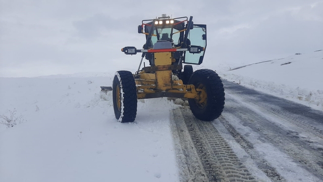 Eleşkirt'te kar yağışı sonrası kapanan köy yolları ulaşıma açıldı