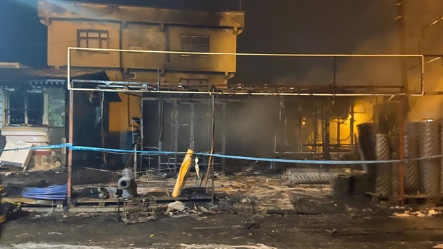 Diyarbakır'da hırdavat dükkanı alevlere teslim oldu