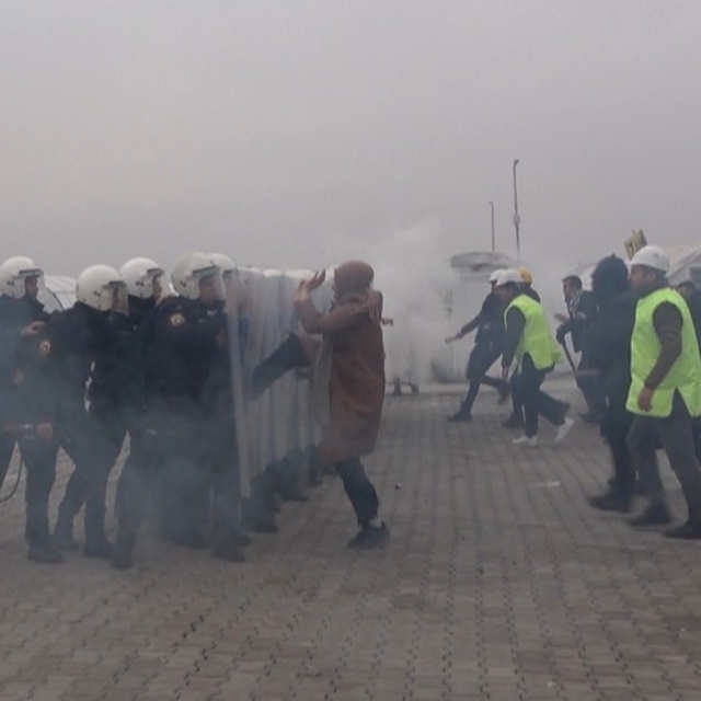 Taşlı sopalı toplumsal olaylara karşı gerçeğini aratmayan müdahale tatbikat...