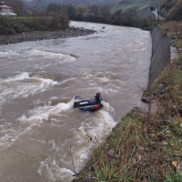 Giresun'da araç dereye uçtu: 2 ölü
