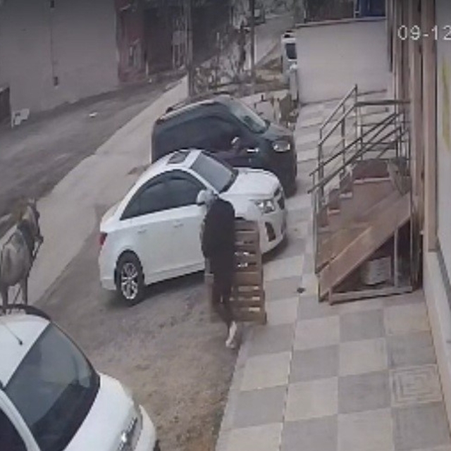 Bina önünden malzemeleri izinsiz alan şahıslar kameraya yakalandı