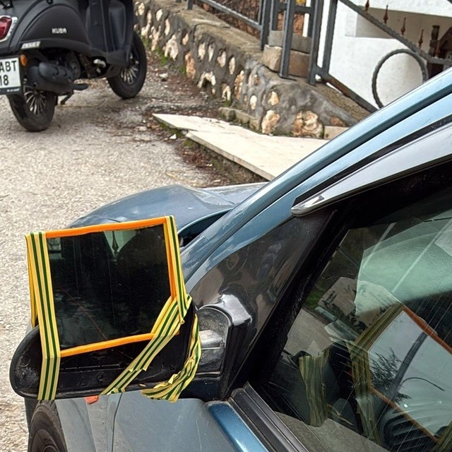 Dikiz aynası kırılan sürücü çareyi böyle buldu