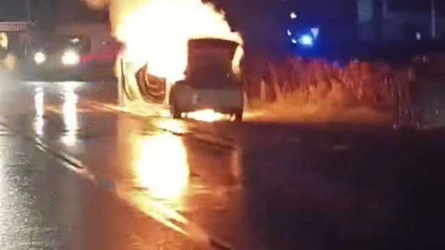 Park halindeki otomobil yandı