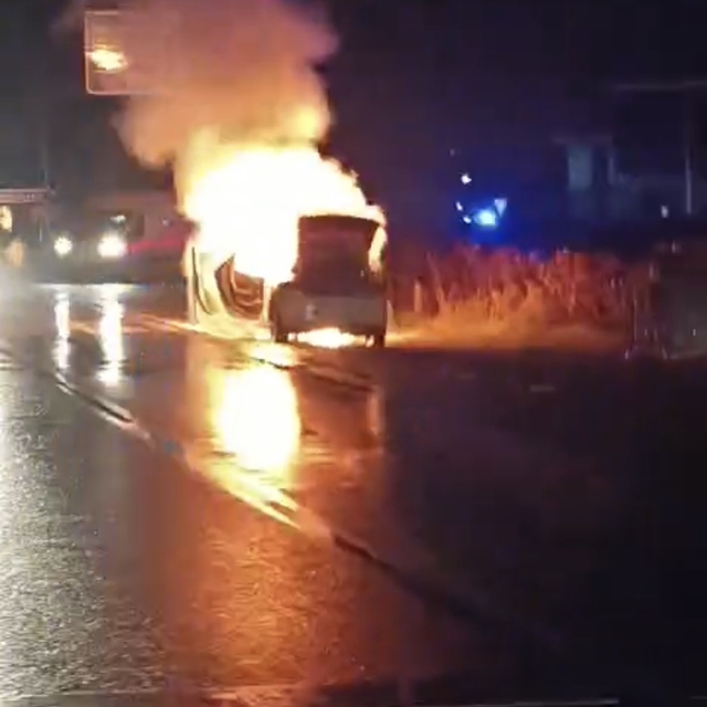 Park halindeki otomobil yandı