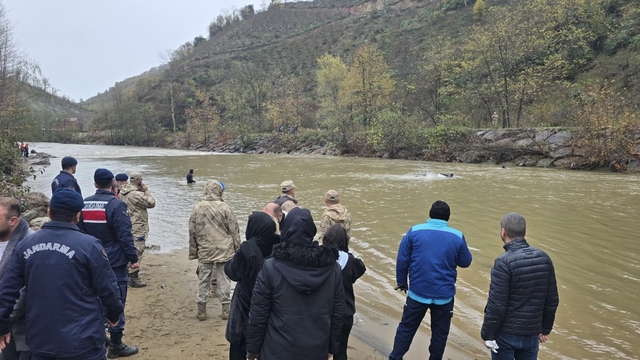 Vefat eden annesi için mezar yeri bakmaya giderken yeğeniyle trafik kazasında öldü