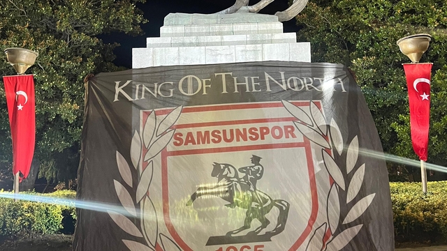 Samsunspor taraftarı, AEK maçı öncesi Atatürk Anıtı çevresinde sabaha kadar nöbet tuttu