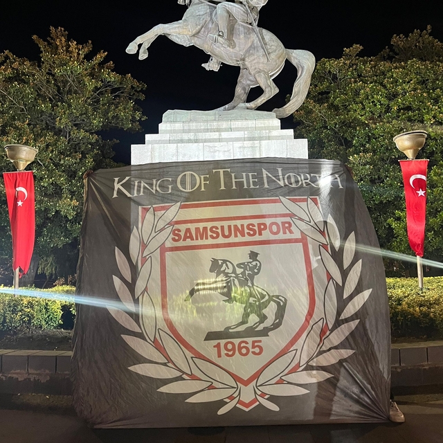 Samsunspor taraftarı, AEK maçı öncesi Atatürk Anıtı çevresinde sabaha kadar...