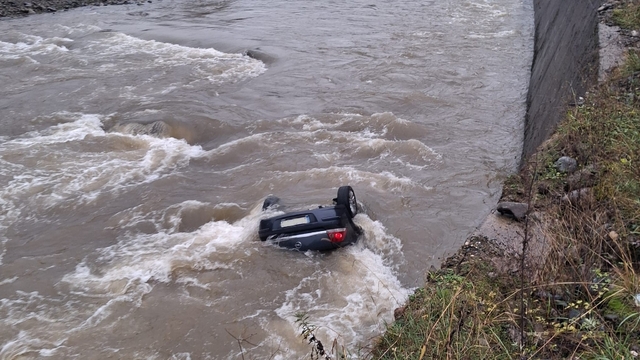 Giresun'da araç dereye uçtu: 2 ölü