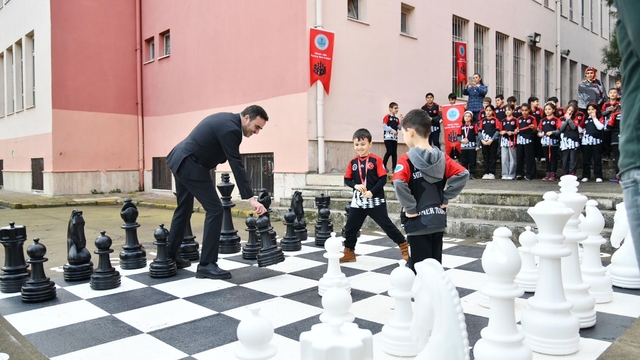 Başiskele'de ilkokul bahçesine satranç sahası kuruldu