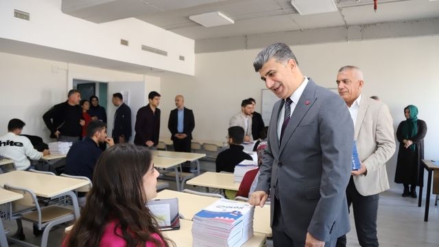 Akdeniz Belediyesinden lise öğrencilerine kaynak kitap desteği