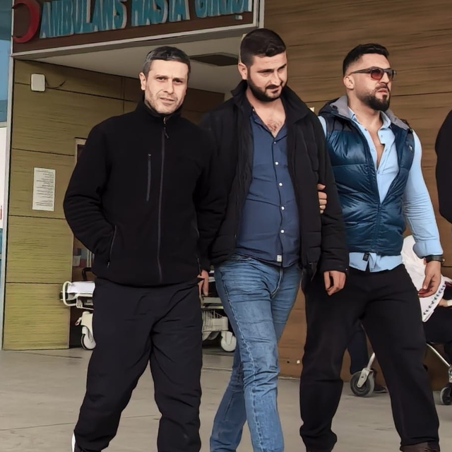 Otomobille uyuşturucu satışı yapan 2 şüpheli, suçüstü yakalandı