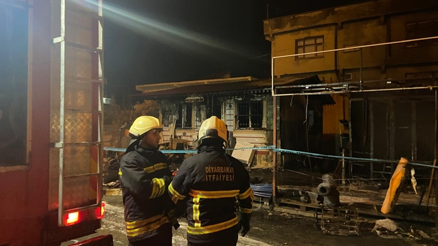 Diyarbakır'da hırdavat dükkanında çıkan yangın söndürüldü