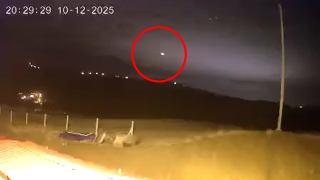 Elazığ'da gökyüzündeki parlak ışık kamerada