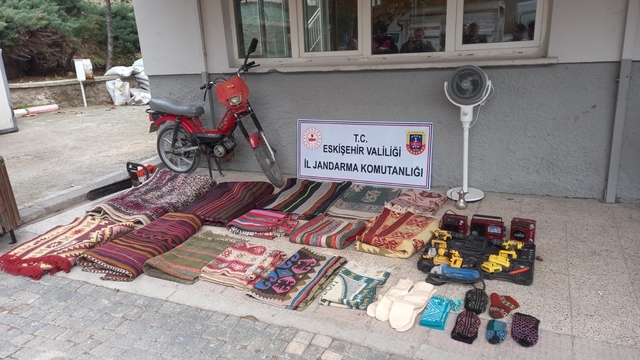 'Mezarcıyız' deyip 20 evi soyan 2 şüpheli yakalandı
Eskişehir'de motosikletten çoraba kadar onlarca malzeme çalan şüpheliler Ankara ve Konya'da yakaladı
