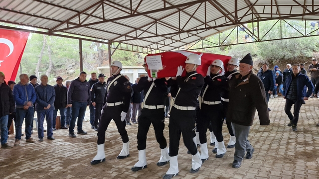 Hatay'da kalp krizi sonucu ölen polis memurunun cenazesi defnedildi