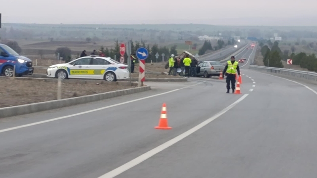 Kütahya'da otomobil ile traktör çarpıştı: 2 yaralı
