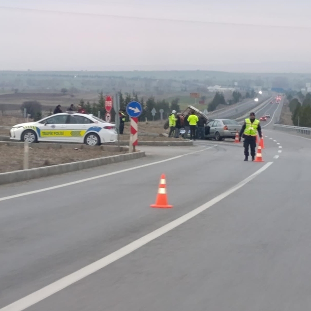 Kütahya'da otomobil ile traktör çarpıştı: 2 yaralı