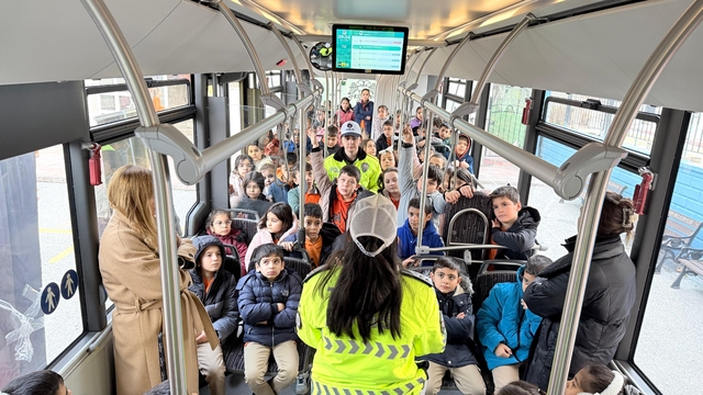 Konya Büyükşehir'in nezaket otobüsü öğrencilere trafik kültürünü aşılıyor
