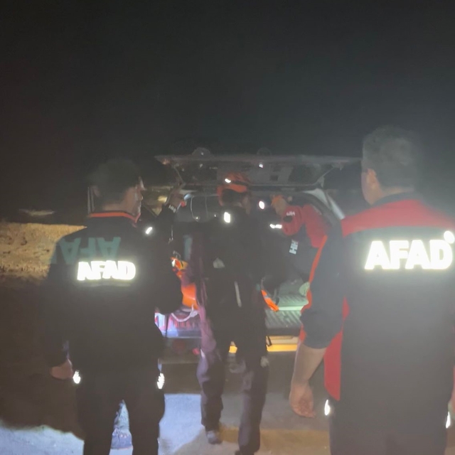 Sarp arazide yaralanan göçmen kurtarıldı
