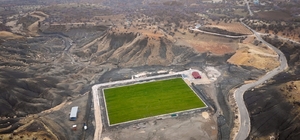 Mardin'de UEFA standartlarında çim yüzeyli futbol sahasında sona gelindi