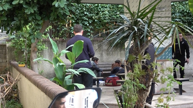 Alanya'da dayı dehşet saçtı: 1 yeğenini öldürüp diğer yeğeni ve eniştesini yaraladı
Olaydan sonra cami avlusunda silahla hayatına son vermek istedi, ağır yaralandı
Ağır yaralı olarak hastaneye kaldırılan genç kadın hayatını kaybetti