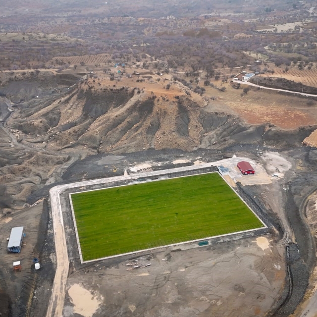 Mardin'de UEFA standartlarında çim yüzeyli futbol sahasında sona gelindi