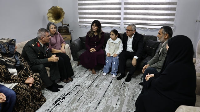 Vali Şimşek babası asker olan minik Gökçe'yi daveti üzerine evinde ziyaret etti