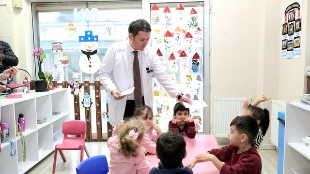 Başkan Erkan Aydın mesleğini çocuklara tanıttı
Osmangazi'de minikler meslekleri uzmanlarından öğreniyor
Başkan Aydın: "Çocuklar mutlu olunca biz de mutlu oluyoruz"