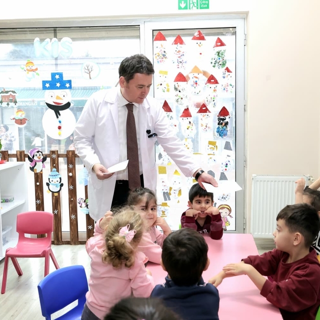 Başkan Erkan Aydın mesleğini çocuklara tanıttı
Osmangazi'de minikler meslek...