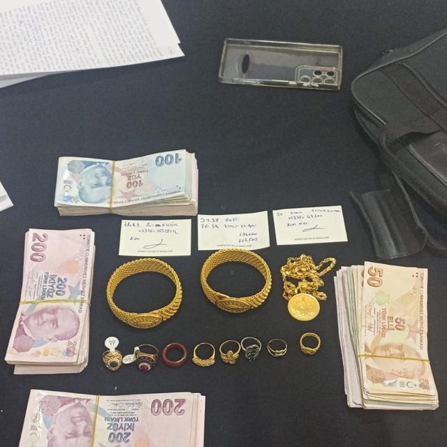 Erzurum'da dolandırıcılık operasyonu; 13 tapu senedi, altın ve para ele geç...