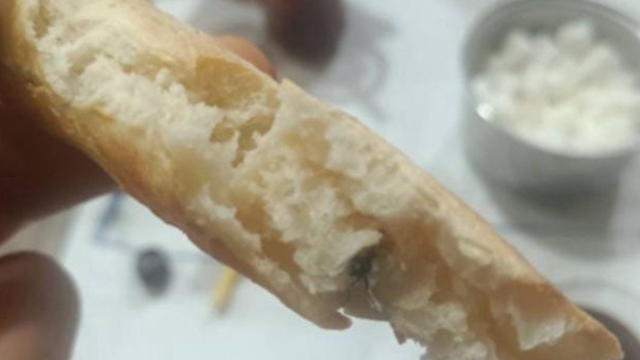 Kurtalan'da ekmeğin içinden sinek çıktı