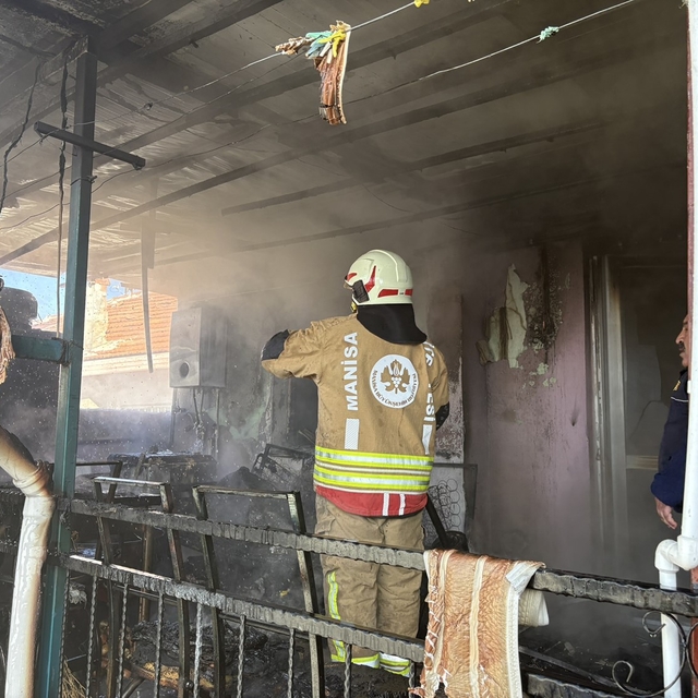 Kula'da müstakil evde çıkan yangın paniğe neden oldu