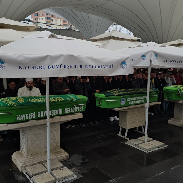 En acı cenaze: Trafik kazasında hayatını kaybeden anne, oğlu ve kızı yan ya...