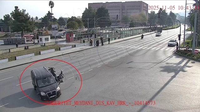 Samsun'da kazalar kameralarda
Motosiklet kazaları alarm veriyor
Beton mikseri çarptığı otomobili fark etmeyerek metrelerce sürükledi