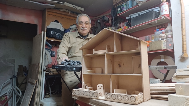 Mesleğini yaşatacak çırak bulamıyor
15 metrekare dükkanda taleplere yetişemiyor