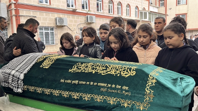 Kazada ölen Miraç İslam, gözyaşlarıyla defnedildi
Miraç İslam'ın sınıf arkadaşları, tabutun başında dua etti