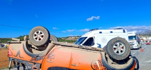 Denizli'de devrilen pikaptaki 2 kişi yaralandı