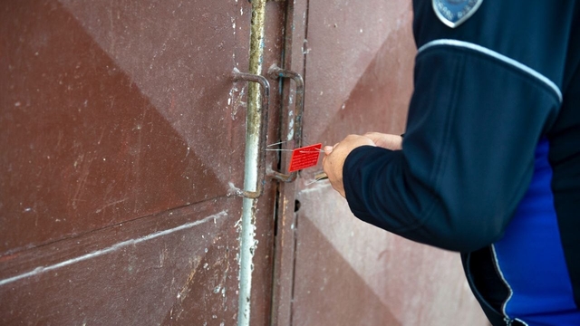 Adana'da depoda kokmuş 25 kasa tavuk ele geçirildi